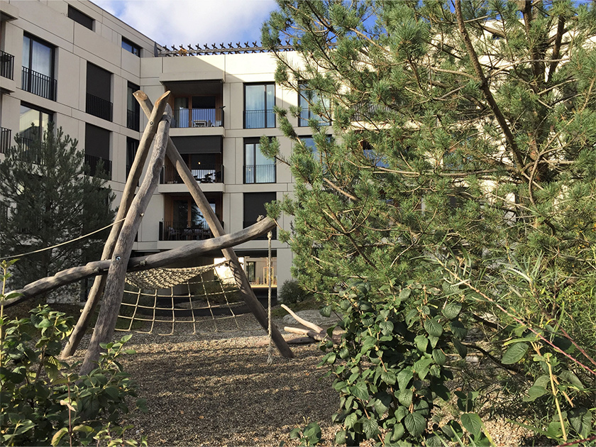 Spielplatzfläche die flutbar ist in einer Wohnüberbauung