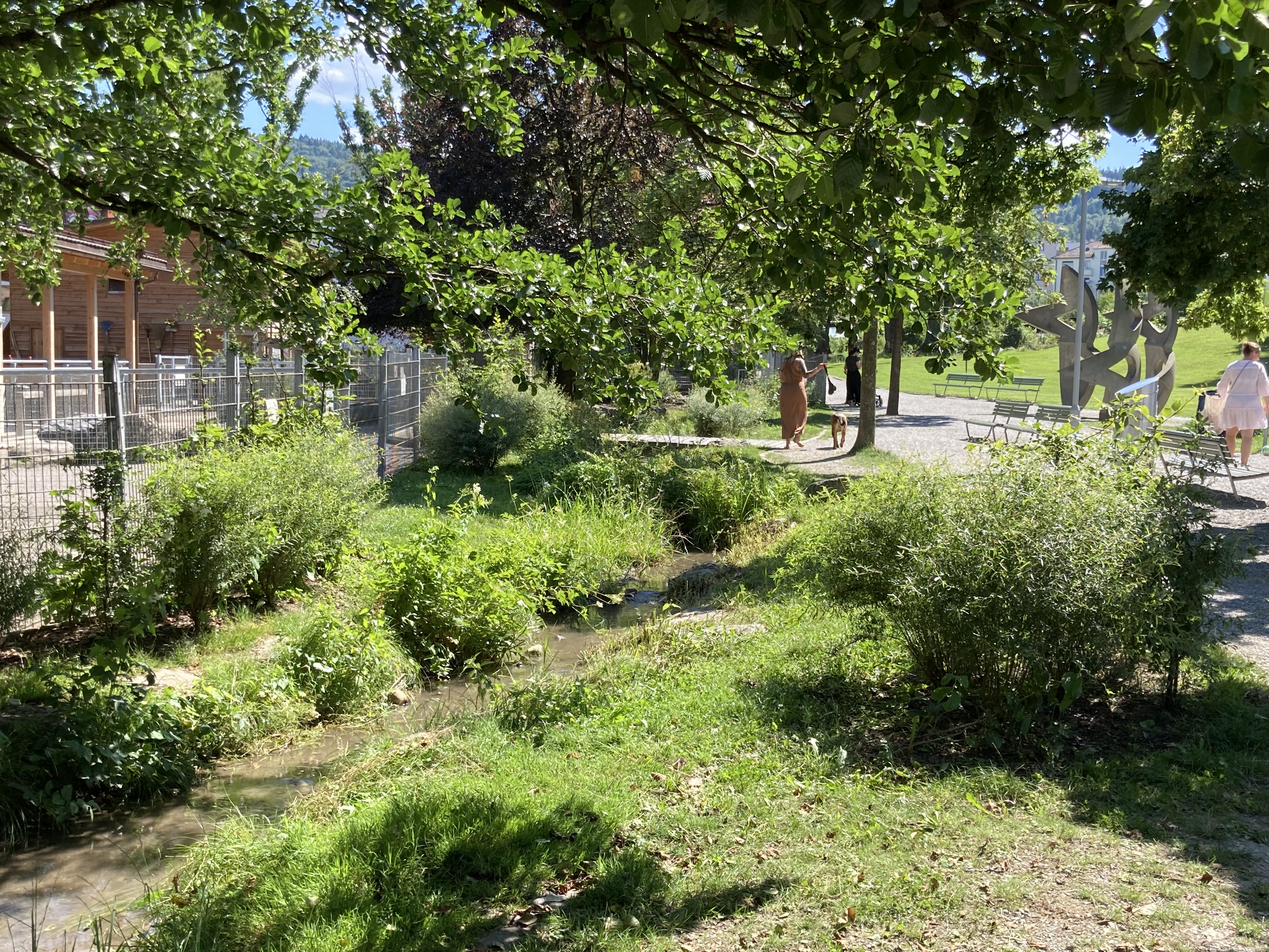 Bachlauf neben Kiesweg