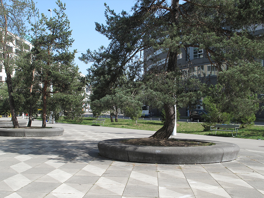 Platz mit Bäumen, Mulde und versickerungsfähigen Belägen